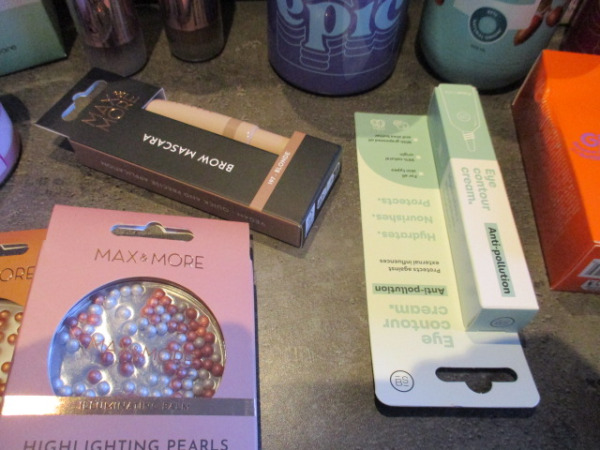 Box 9 met 20 verzorgingsprodukten – foto 4 – kavel bij XL Auctions