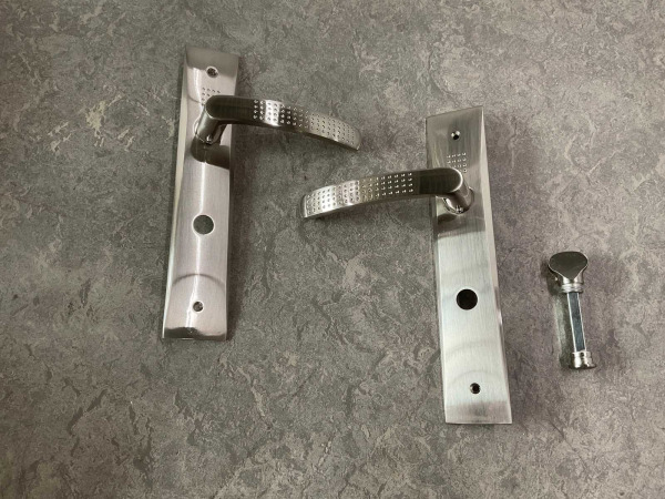 2x Intersteel deurkruk op langschild toilet/badkamer – foto 3 – kavel bij XL Auctions