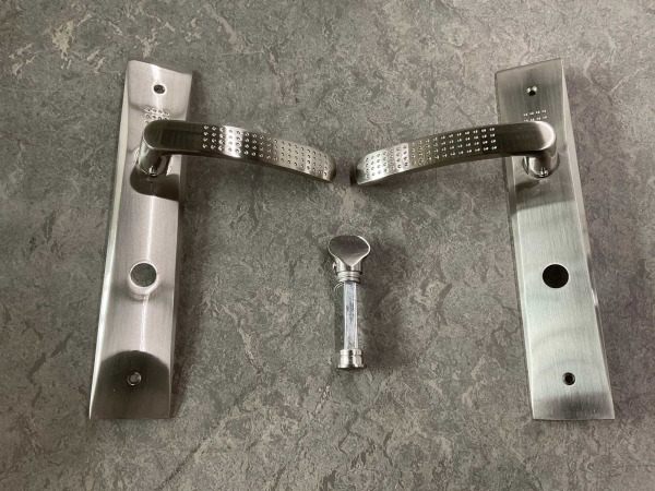 2x Intersteel deurkruk op langschild toilet/badkamer – foto 4 – kavel bij XL Auctions