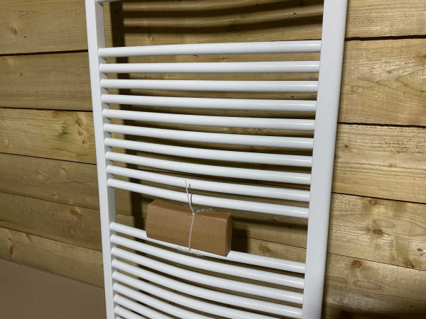 Beaux handdoekradiator licht gebogen 180x60cm Gap wit – foto 3 – kavel bij XL Auctions