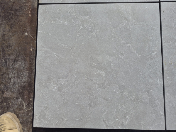 24 M2 Keramische Tegel Puur Grey 60x60x4 Cm – foto 4 – kavel bij XL Auctions