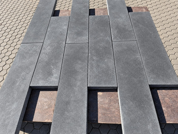 115,2 m2 betontegel medium grijs 30x120x6 cm – foto 4 – kavel bij XL Auctions