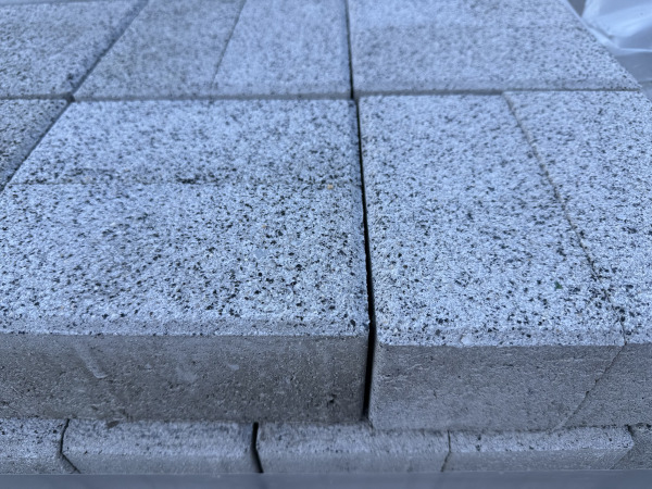 11 M2 Betontegel Grijs Met Facet 20x10x8 Cm – foto 3 – kavel bij XL Auctions