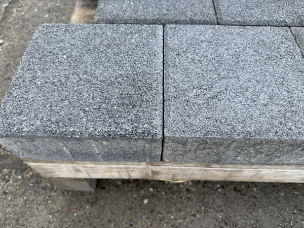 49 M2 Prijstopper! Betonsteen Donkergrijs 20x20x8 Cm – foto 3 – kavel bij XL Auctions