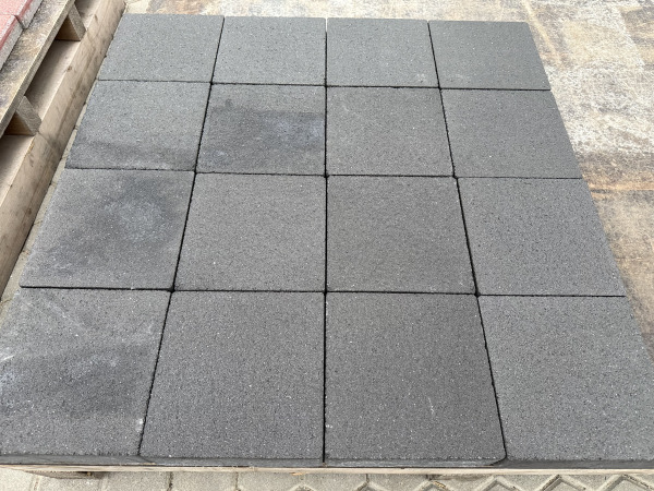 64,80 M2 Betonsteen Zwart 20x20x6 Cm – foto 4 – kavel bij XL Auctions