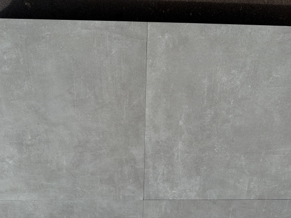 54,72 M2 Keramische Tegel Betonlook Grijs 60x60x3 Cm – foto 2 – kavel bij XL Auctions