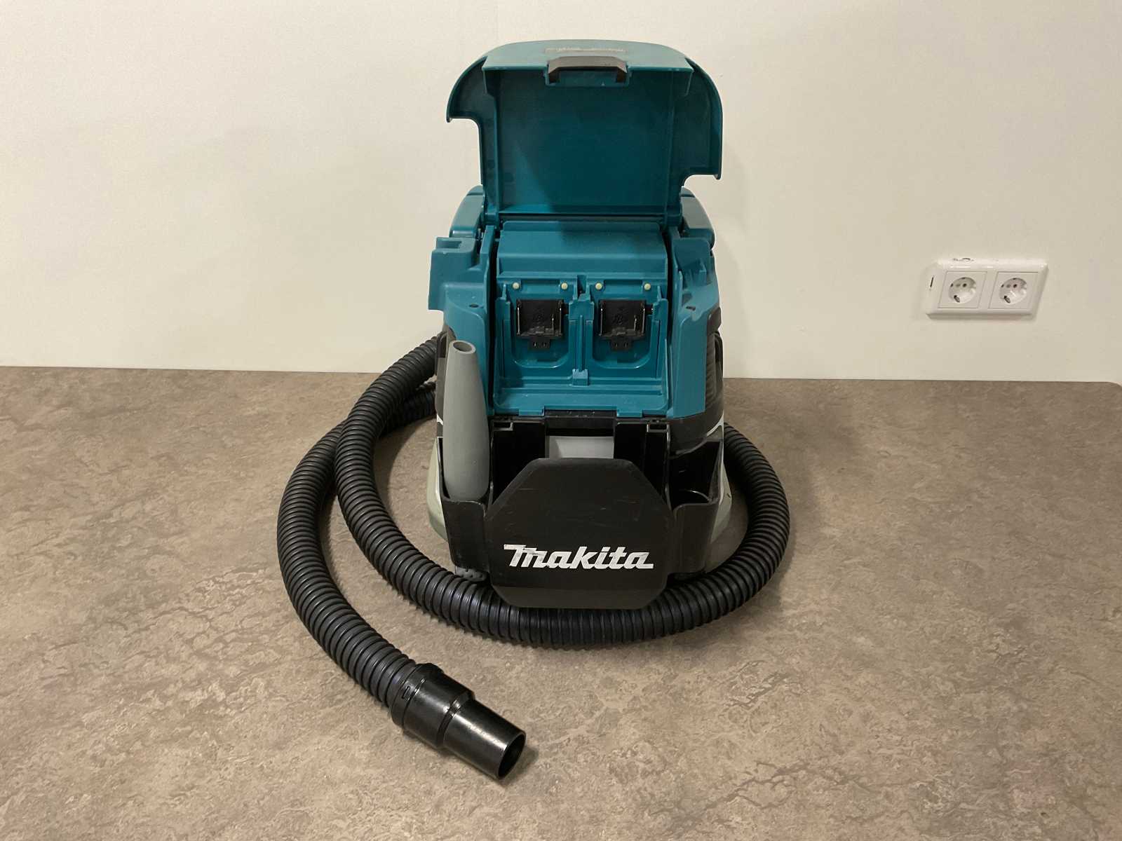 makita-dvc864l-draadloze-stofzuiger