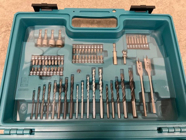 makita-gereedschapskoffer-met-boor-en-bit-set-74-delig