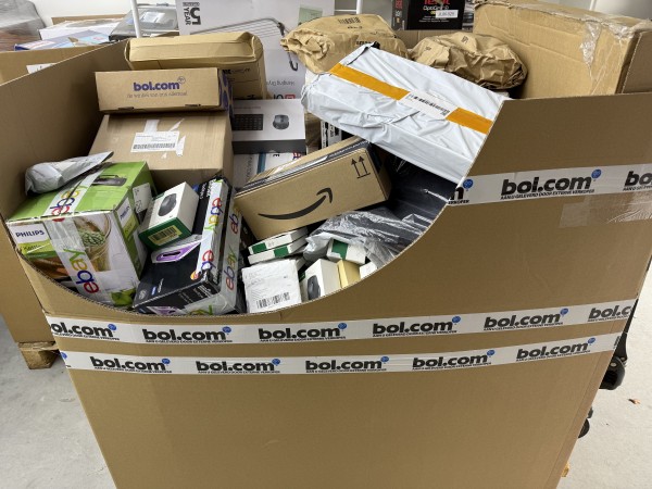 Volle Pallet met Restanten o.a BOL.com en AMAZON