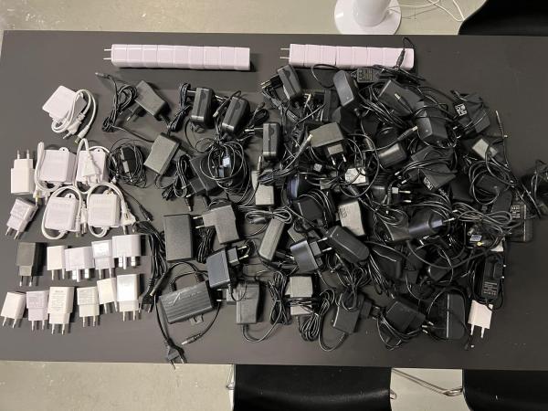 Zeer grote set adapters en oplaad stekkers