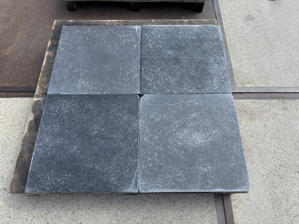 80 M2 Natuursteen Tegel 56x56x1-1,5 Cm