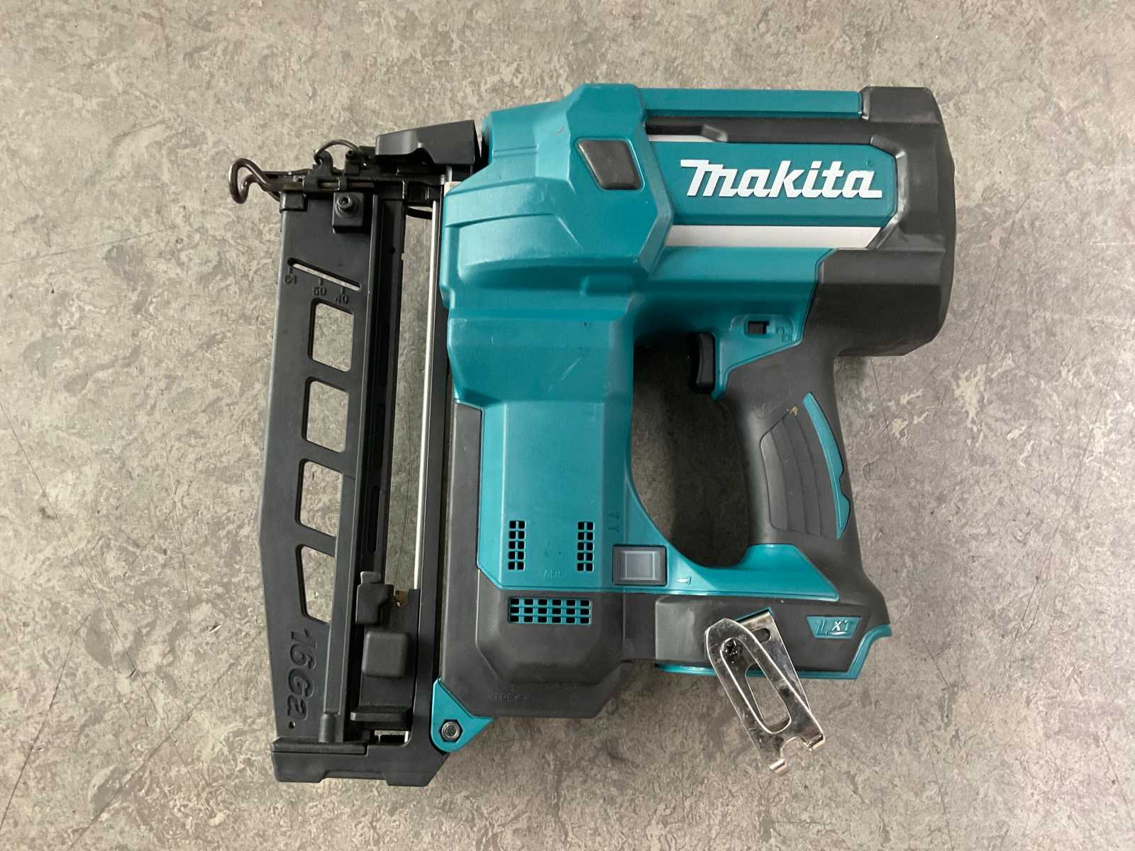 makita-dbn600zj-brad-tacker