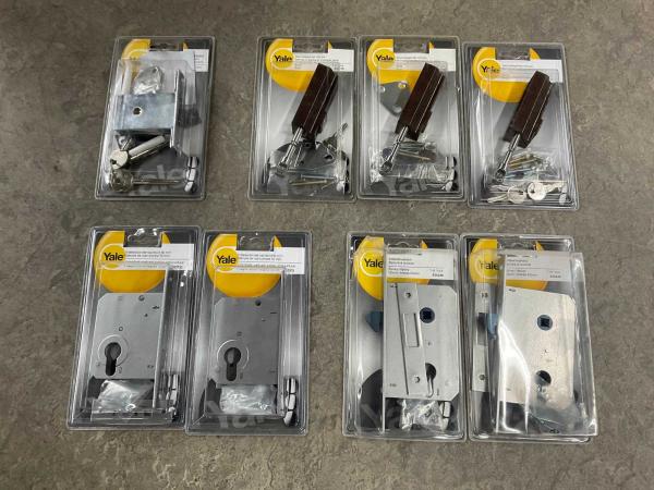 Yale slot set van 8 diverse