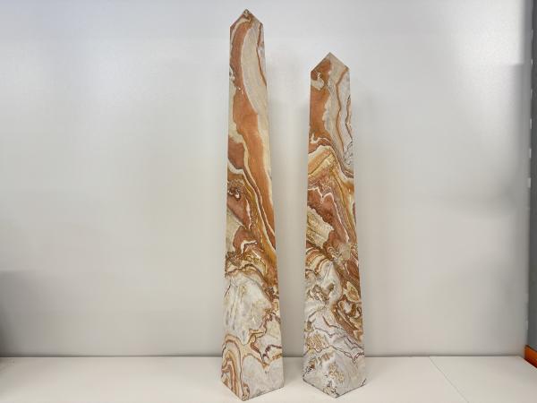 2x Zandsteen obelisk 