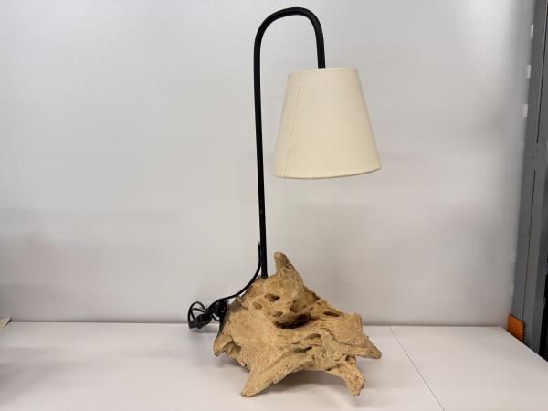 Lamp met uniek houten onderstuk